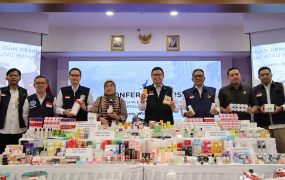 Petugas BPOM memeriksa produk kosmetik untuk pengawasan peredaran produk berbahaya