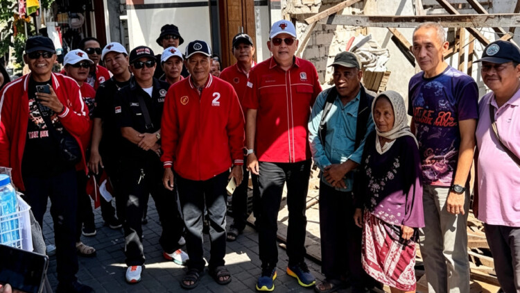 Tri Didik Adiono meninjau rumah penerima bantuan RTLH di Tambak Asri, Surabaya