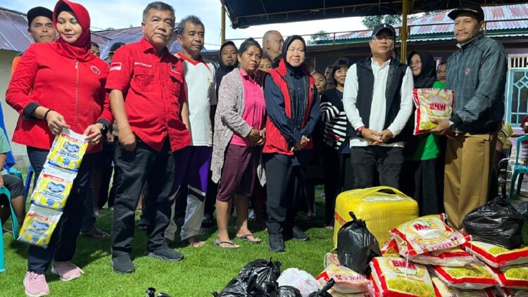 Tri Rismaharini meninjau pengungsian korban gempa di Kabupaten Sigi