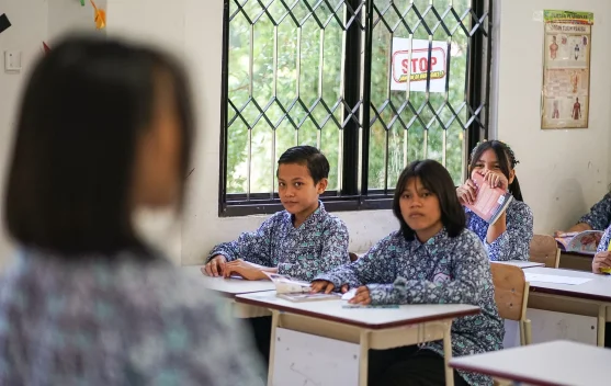 Anak-anak peserta program Sekolah Rakyat mengikuti kegiatan belajar di asrama