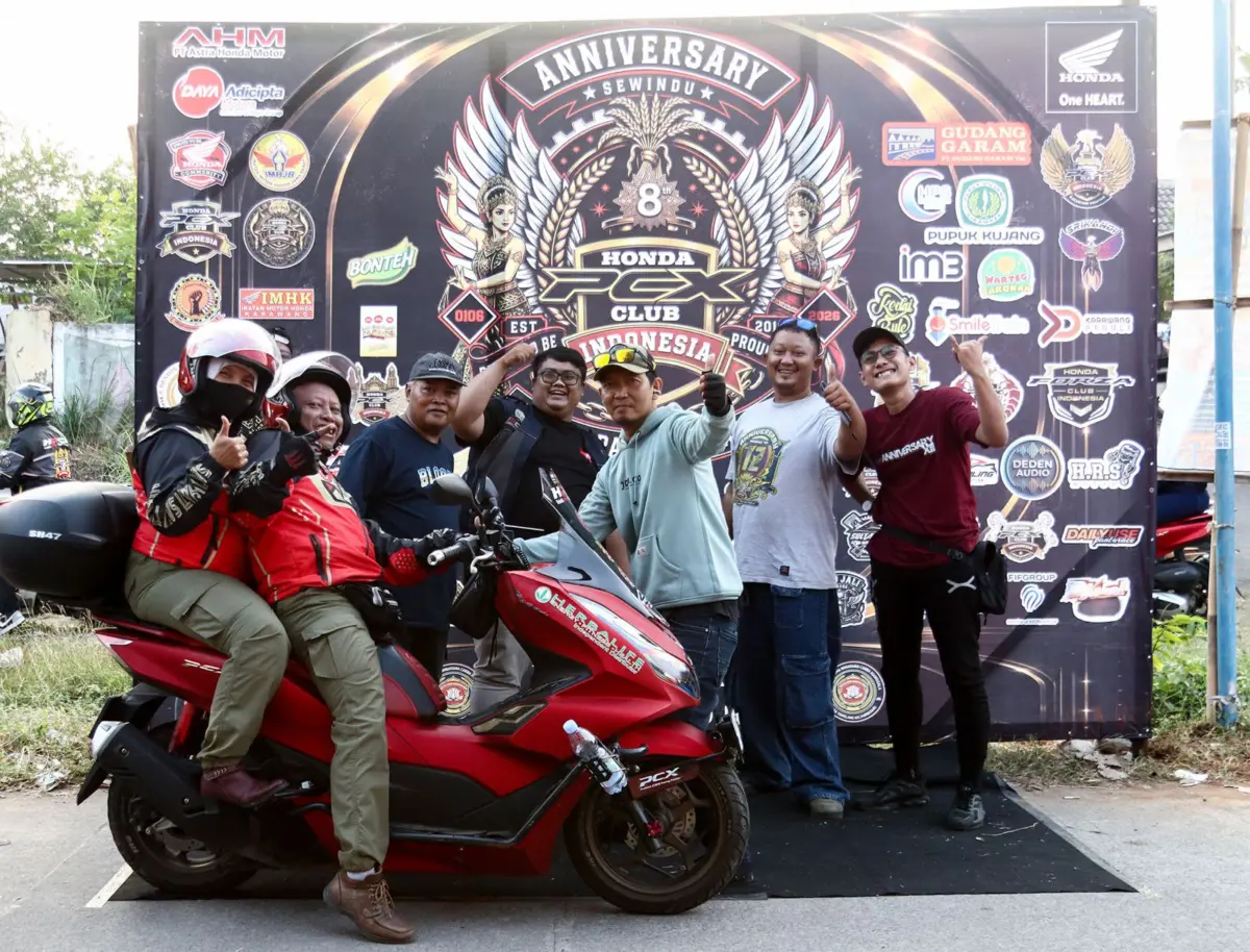 Bikers HPCI Karawang merayakan ulang tahun ke-8 di Kedai Bule Tamelang Karawang