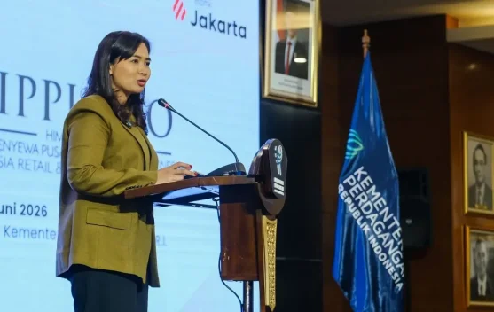 Ilustrasi keluarga menikmati liburan dan promosi belanja selama BINA Holiday 2026