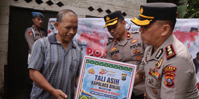 Kapolres Binjai menyerahkan paket bantuan kebutuhan pokok kepada warga di Binjai Estate