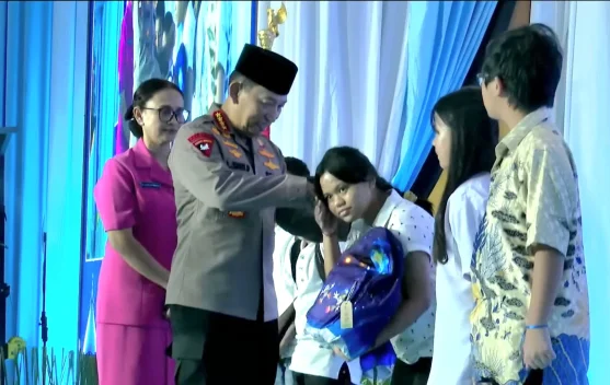 Kapolri menyerahkan santunan kepada anak yatim saat doa lintas agama Hari Bhayangkara ke-80 di Jakarta Selatan