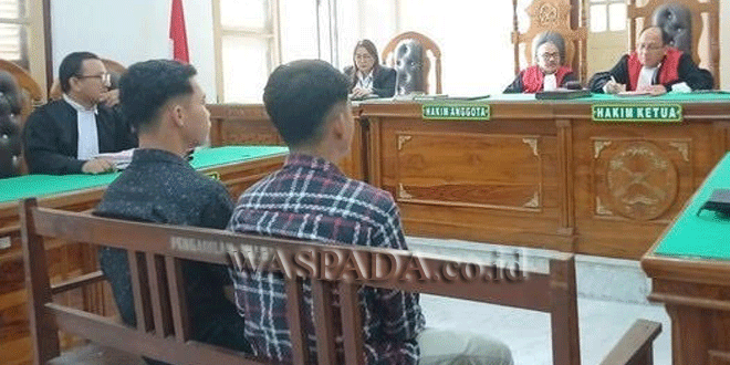Terdakwa di ruang sidang PN Medan terkait pembelian Pertalite dengan jeriken