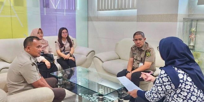 Kepala UPT V Bapenda Medan memberi imbauan pembayaran PBB di Komplek Citra Garden