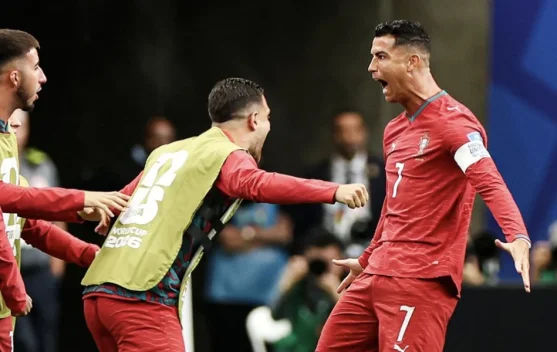 Cristiano Ronaldo merayakan gol dengan selebrasi siuuu di stadion