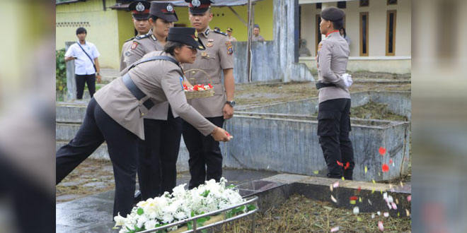 Kapolres Samosir memimpin ziarah dan tabur bunga di TMP Sidamdam