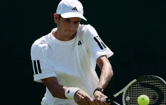 Petenis mengenakan pakaian serba putih di Wimbledon Centre Court