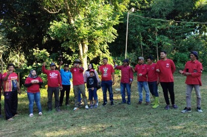 Kader PDI Perjuangan membersihkan sungai dan melepas ikan serta burung di Randu Gede