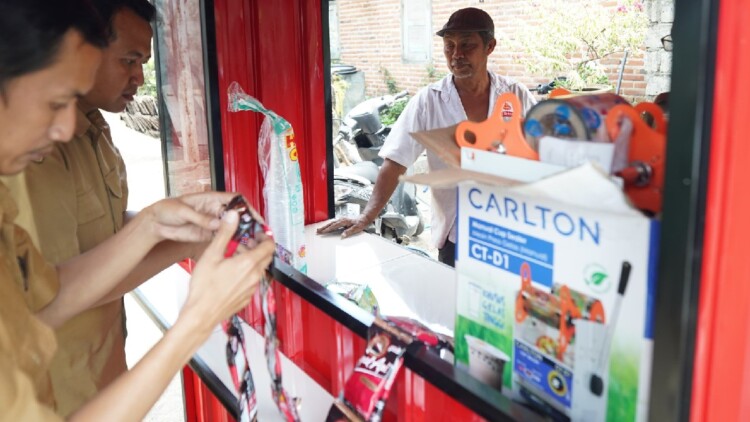 Rombong kontainer di depan rumah Mbah Mari di Desa Manggis, Kediri