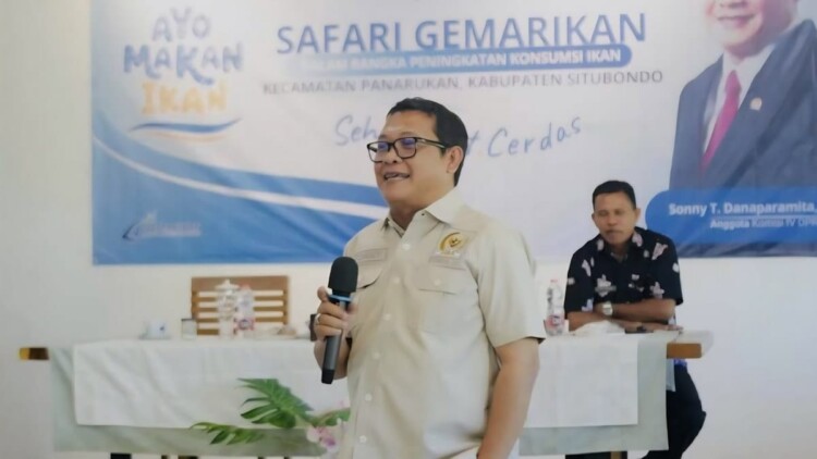 Sonny T. Danaparamita berpidato dan berdialog dengan warga dalam acara Gemarikan di Situbondo