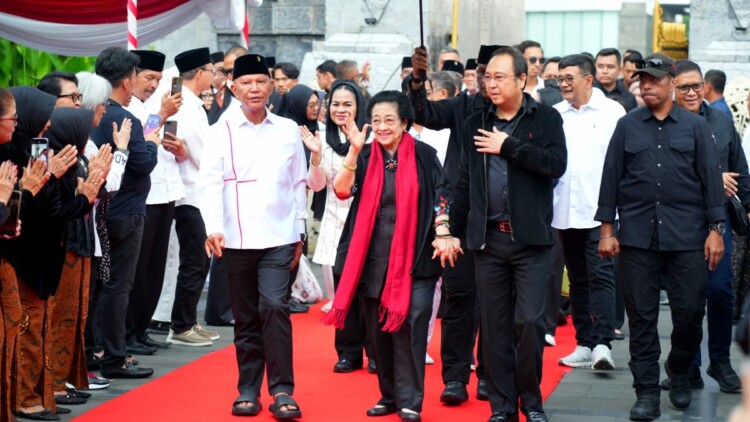Kader PDI Perjuangan menyambut Megawati di Makam Bung Karno, Blitar