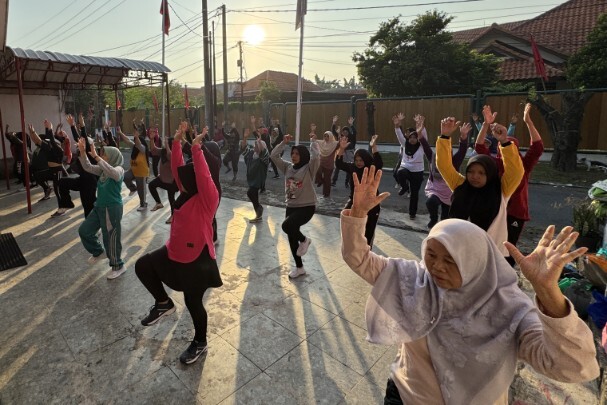 Ibu-ibu mengikuti senam osteoporosis di pelataran kantor DPC PDI Perjuangan Sidoarjo