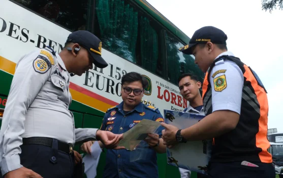 Petugas memeriksa bus selama rampcheck untuk memastikan laik jalan dan keselamatan penumpang
