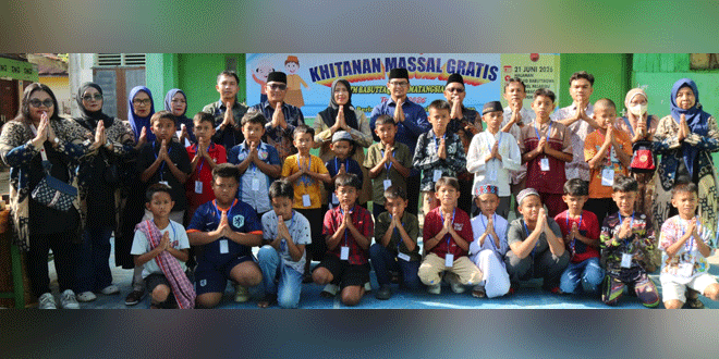 Anak-anak peserta khitanan massal di halaman Masjid Babuttaqwa Pematangsiantar