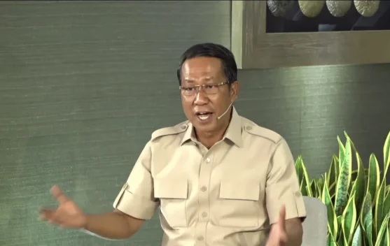Menkum Supratman menandatangani berkas permohonan kewarganegaraan
