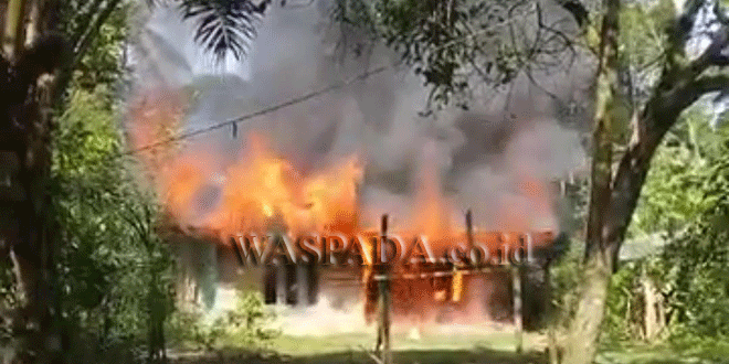 Rumah hangus terbakar di Dusun Buket Kareung, Desa Seuneubok Buya, Idi Tunong