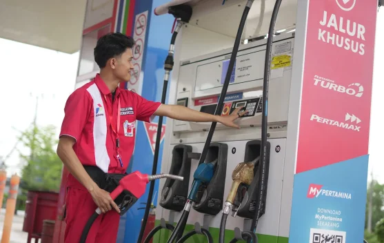 SPBU Pertamina menampilkan logo Pertamax di pom bensin
