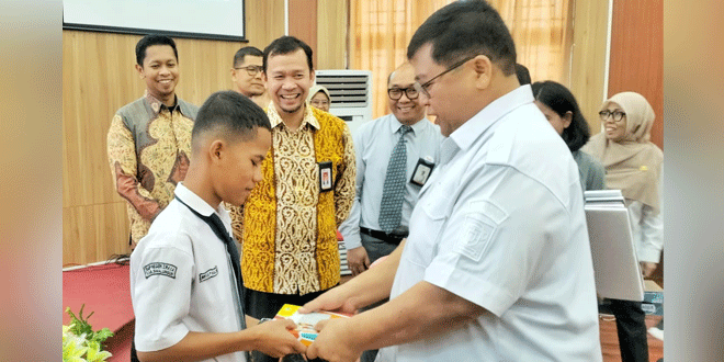 Sekda Simalungun menyerahkan buku tabungan simbolis kepada perwakilan pelajar