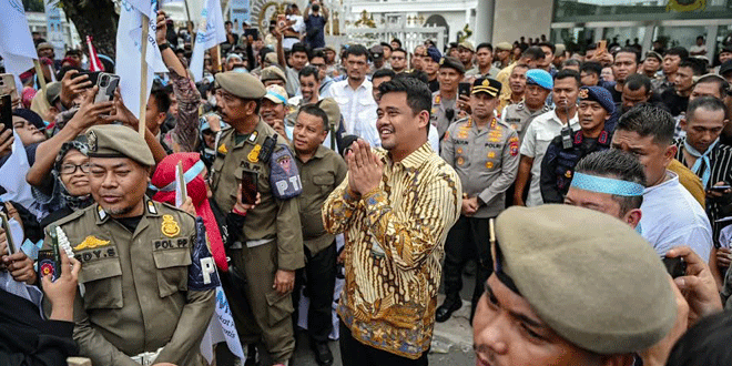 Gubernur Bobby Nasution berdialog dengan massa pendukung MBG di Kantor Gubernur Sumut
