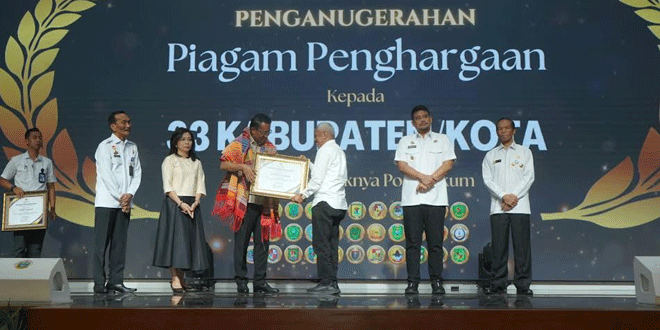 Penyerahan piagam Kemenkum kepada perwakilan Bupati Batubara di Medan