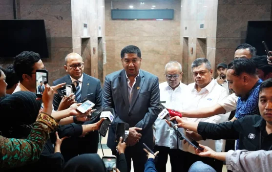 Simbolisasi penyerahan lahan Meikarta untuk pembangunan apartemen subsidi bagi MBR