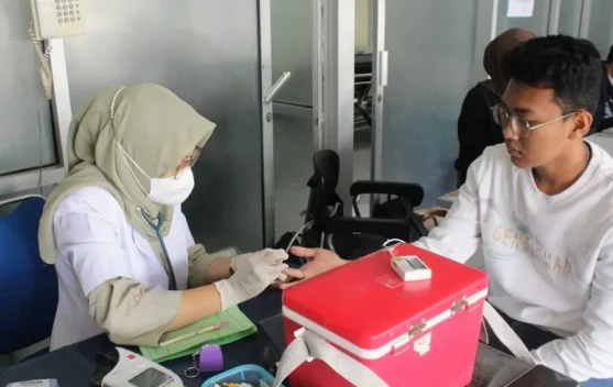 Relawan dan pendonor saat kegiatan donor darah untuk peringatan 14 Juni