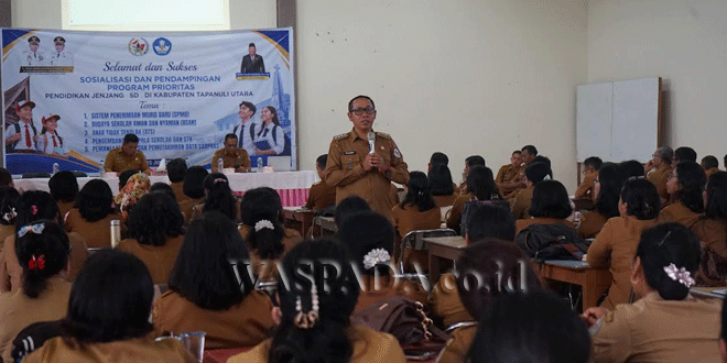Bupati Tapanuli Utara memberi sambutan pada sosialisasi program pendidikan SD di Tarutung