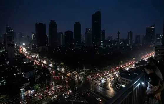 Ilustrasi Monas dan lampu padam pada malam hari