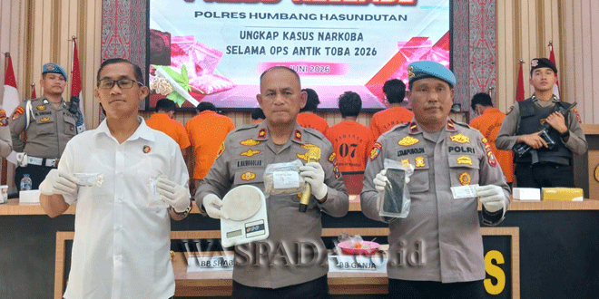 Polisi Satres Narkoba Polres Humbang Hasundutan menunjukkan barang bukti narkoba