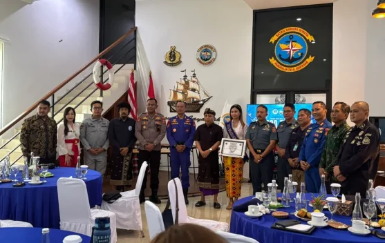 Aksi bersih pantai dan pengukuhan Duta Bhayangkara Maritim di Pangkalan TNI AL Denpasar