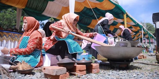 Peserta lomba masak Bubur Asyura dan Teut Apam di Kompleks Dekranasda Aceh Besar