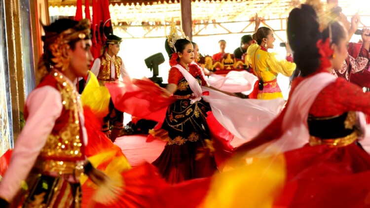 Penampilan tari Dedication of Life di panggung Glagah Arum saat pelantikan PAC Lumajang
