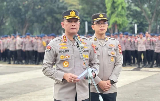 Personel kepolisian berjaga di sekitar Monas saat pengamanan aksi mahasiswa
