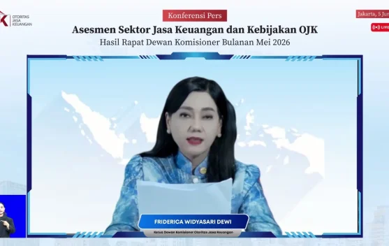 Ilustrasi OJK dan logo lembaga pengawas keuangan di ruang konferensi pers