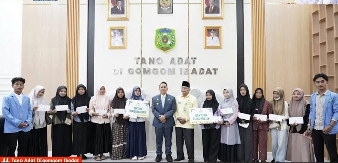 Penyerahan bantuan pendidikan Baznas kepada mahasiswa Padanglawas di kantor bupati