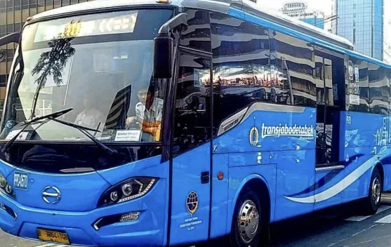 Ilustrasi armada Transjakarta melintas di jalur busway kota
