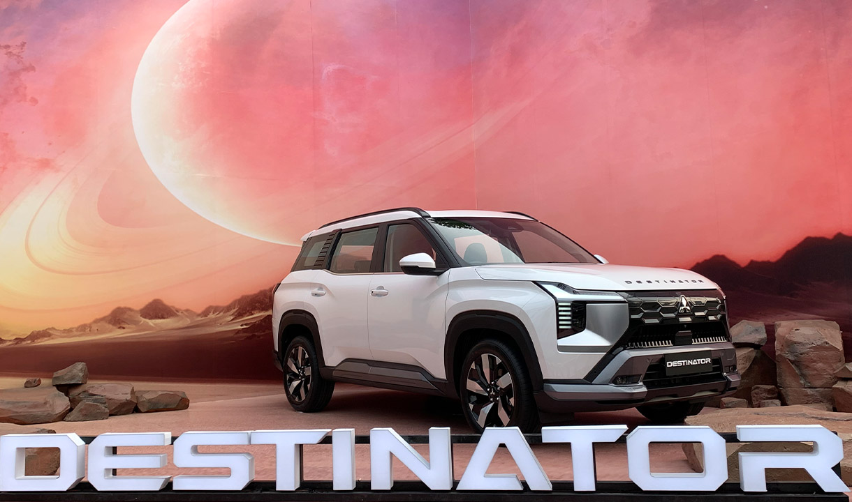 Mitsubishi Destinator tampak depan dengan desain bodi dan lampu utama