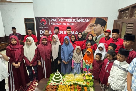 Kader PAC PDI Perjuangan dan warga menggelar doa bersama memperingati wafatnya Sukarno di Sidoarjo
