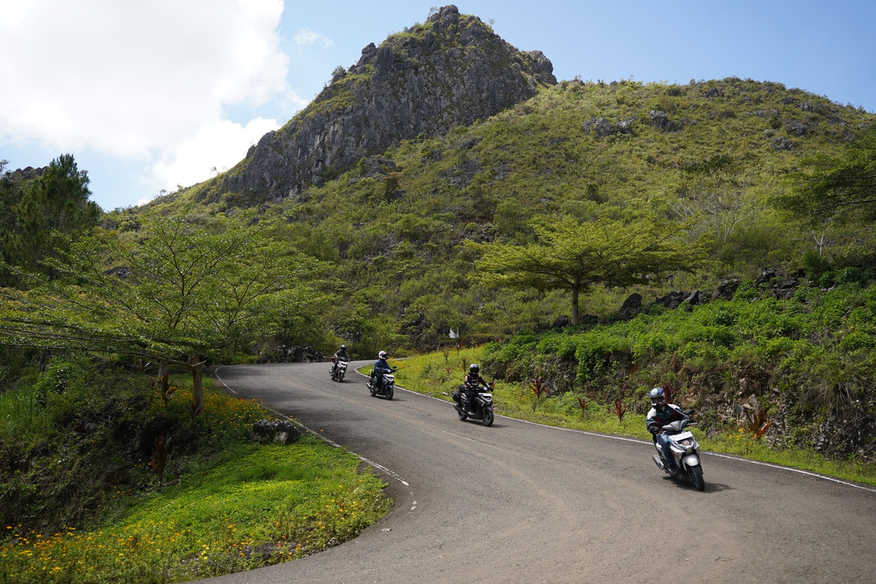 Yamaha Gear Ultima menjelajah rute Makassar menuju Toraja pada etape perdana Celebes Expedition