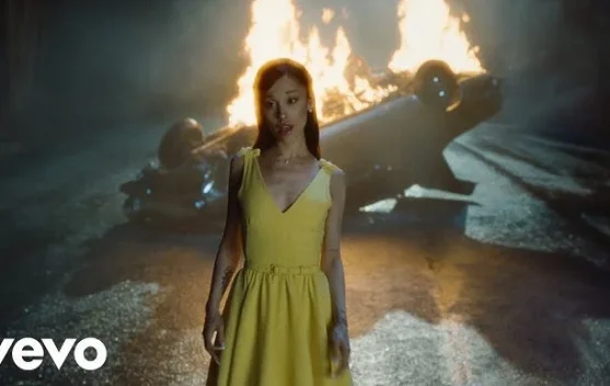Ariana Grande di music video Hate That I Made You Love Me dengan nuansa sinematik