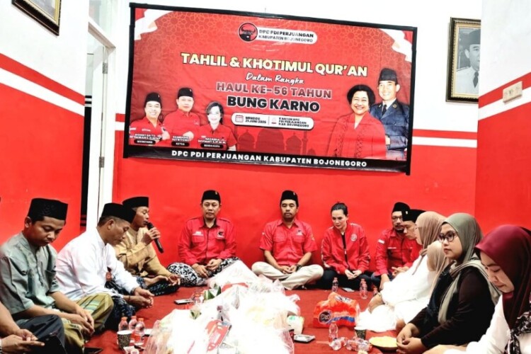 Suasana khatam Al-Qur'an dan doa bersama di Kantor DPC PDI Perjuangan Bojonegoro