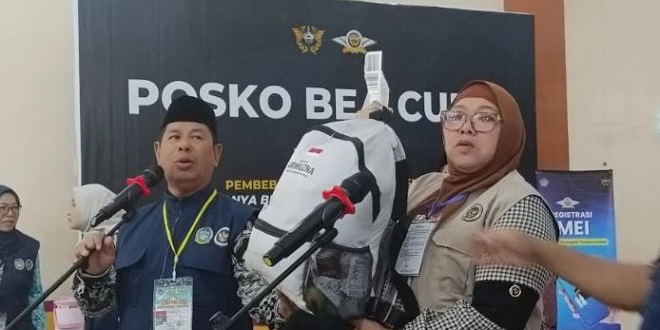Penyambutan jamaah haji Kloter 01 di Asrama Haji Medan dan petugas mengumpulkan barang temuan