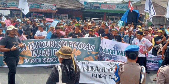 Aksi warga menolak izin lingkungan PT Dairi Prima di depan Kantor Bupati Dairi