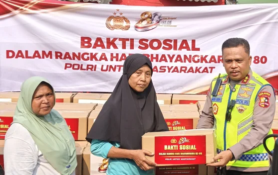 Kakorlantas memberikan bantuan sosial dan layanan kesehatan kepada korban kebakaran di Kemayoran