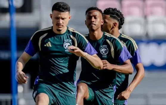 Kiper Arab Saudi berlatih dengan kacamata latihan visual menjelang laga melawan Spanyol di Piala Dunia 2026