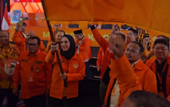 Sari Yuliati menerima Pataka Kosgoro 1957 saat penetapan sebagai Ketua Umum 2026–2031
