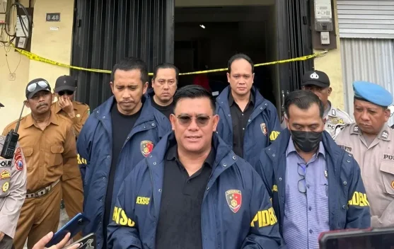 Petugas Bareskrim memeriksa berkas kasus tambang emas ilegal