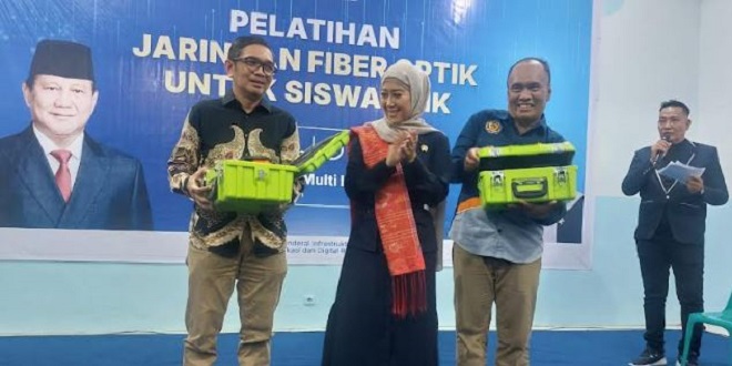 Pelatihan fiber optik untuk siswa SMK di Medan